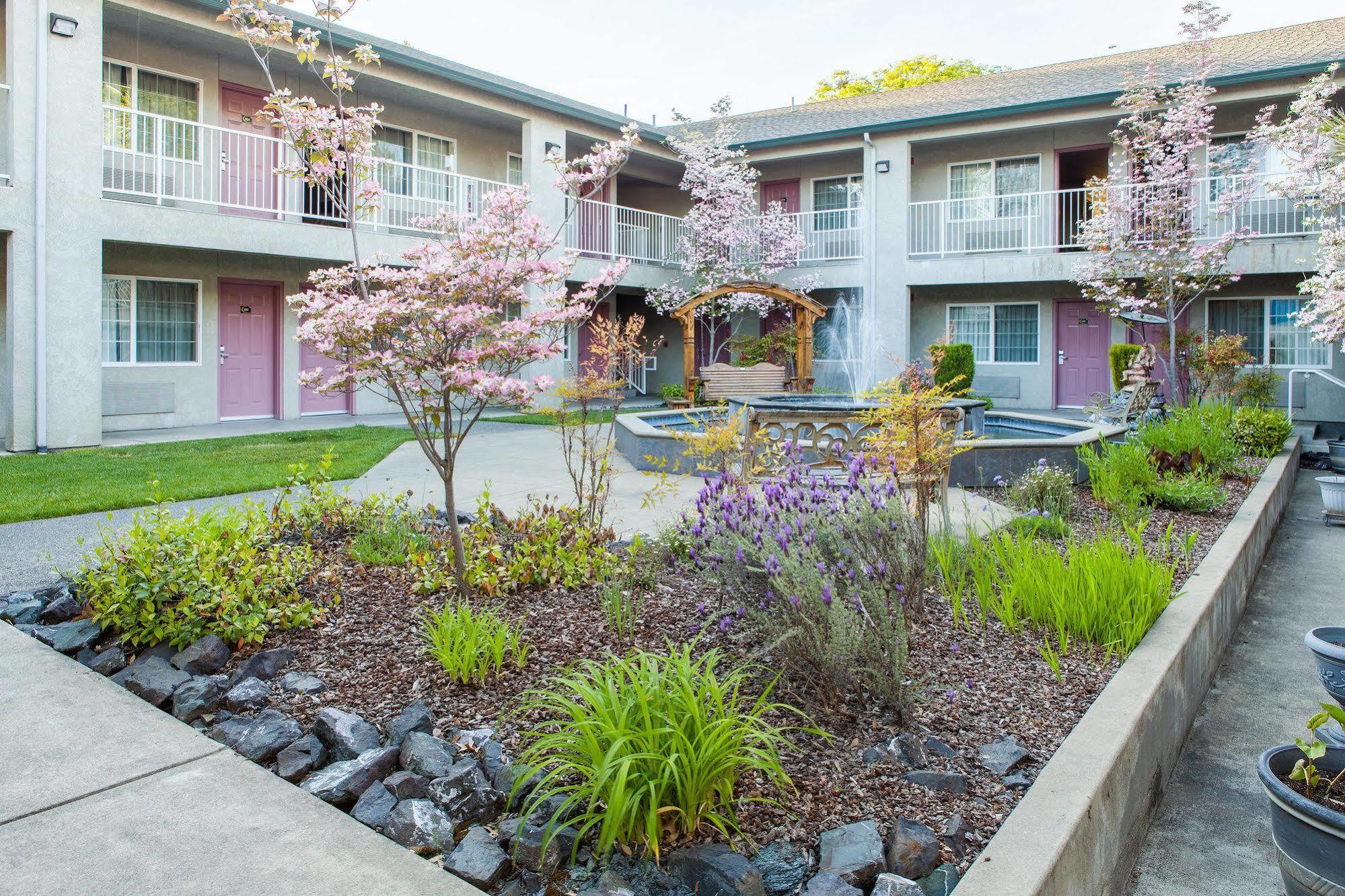 Creekside Inn & Suites Willits Exterior photo